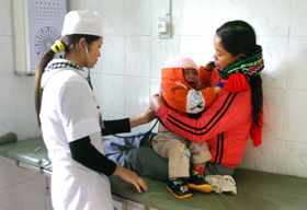 Cán bộ Trạm y tê xã Mai Hạ thường xuyên được tập huấn kỹ năng chăm sóc người bệnh.